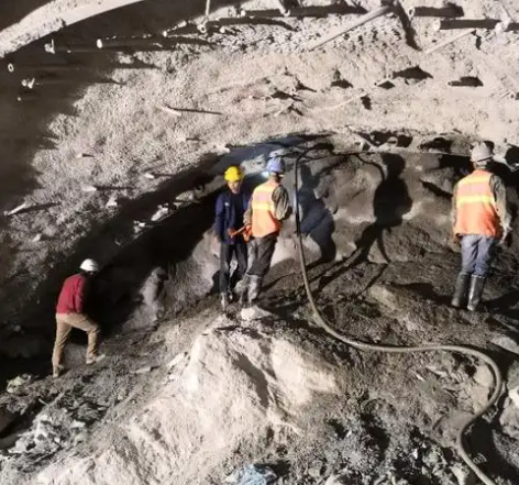 布拖拱顶带模注浆料的施工流程及注意事项